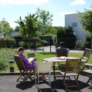 terrasse volontaires Biotrial Rennes