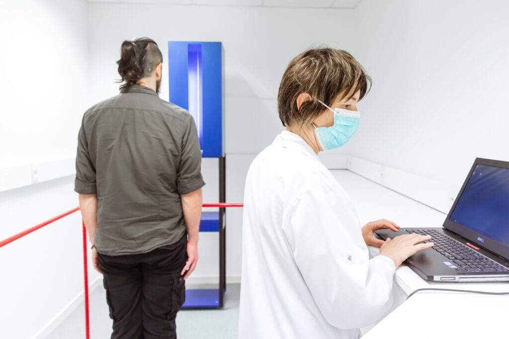 infirmière-examen-médical-volontaire-centre-recherche-médicale-biotrial-rennes
