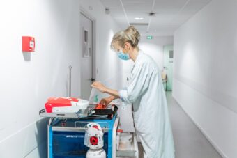 infirmière-matériel-médical-centre-recherche-médicale-biotrial-rennes
