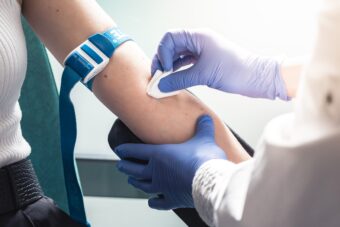 prise-de-sang-volontaire-centre-recherche-médicale-biotrial-rennes