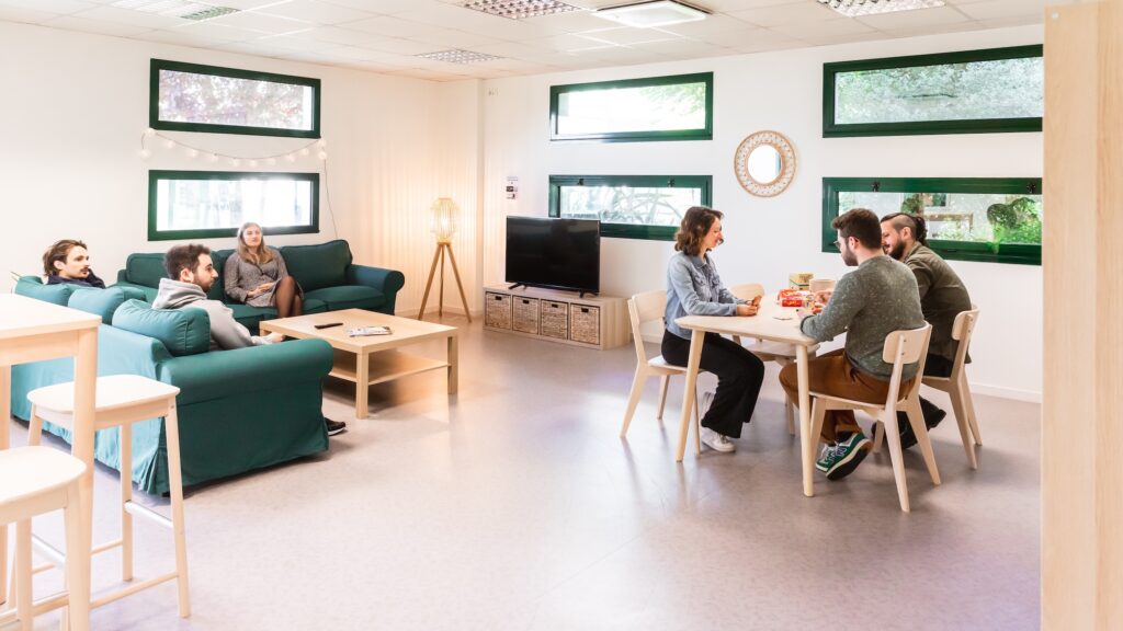 volontaires-salle-détente-essai-clinique-Biotrial